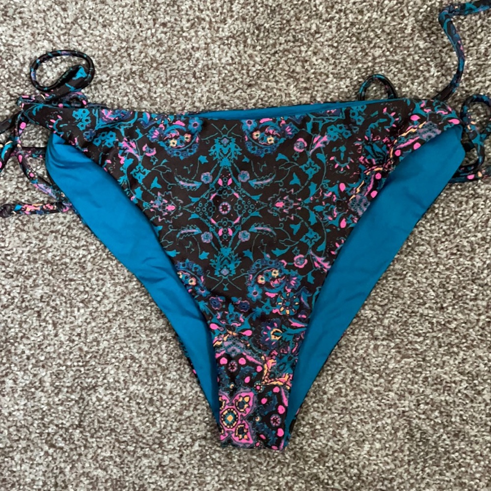 Bikini bottom. Size M (8) Reversible.